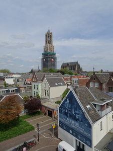 909709 Gezicht op de Domtoren te Utrecht, vanaf de parkeergarage Springweg, tijdens de restauratie van de toren, met op ...